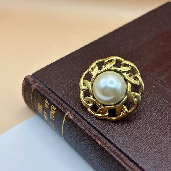 Vintage 1980s Gold Tone Scarf Clip with Faux Pearl | Butler | Chain Design - Picture 3 of 5